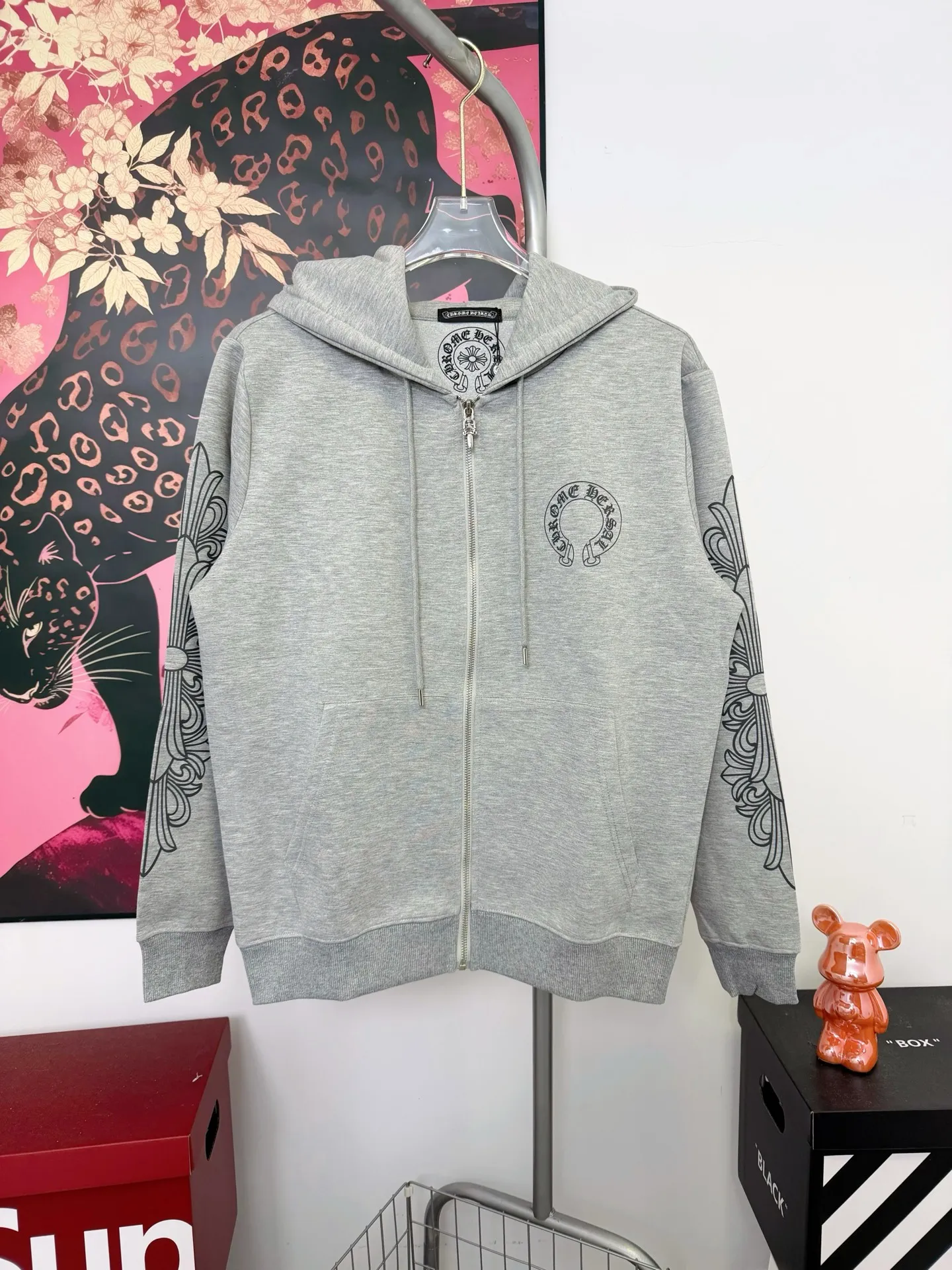 P320 ChromeHearts Miami limited edition horseshoe hooded sweatshirt, the same style as ChromeHearts counters. Made of custom air cotton fabric. Original customization. Details are restored in place. Very textured on the handle. Three-dimensional and atmospheric. Versatile and easy to wear in autumn. Simple and elegant. Adopting os version. The upper body effect is great. Suitable for all body types. Soft and comfortable. CH letter offset printing on the front ➕ Horseshoe Sanskrit offset printing on the back. Small markings on the hem. Machine washable. Does not fade or deform. Complete accessories. Original mold opening. Perfectly restored zp 2:1, same style for men and women, versatile and not picky, size s m l xl color gray